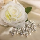 Typiske små brudekjoleknapper i hvitt silke thumbnail