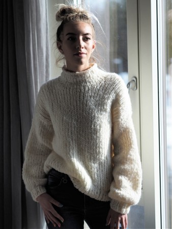 Deilig LACY SWEATER & RUFFLE SHORTS