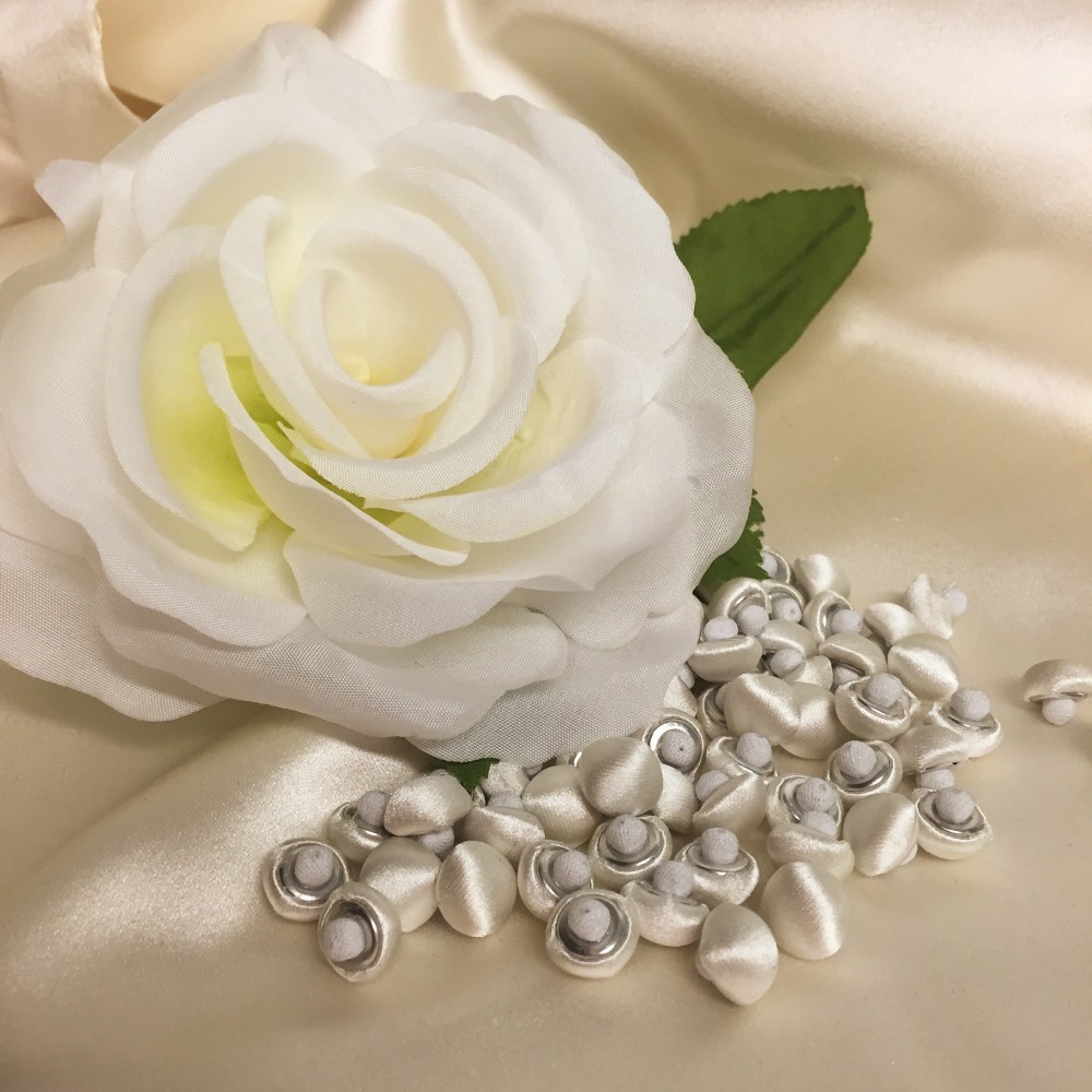 Typiske små brudekjoleknapper i hvitt silke